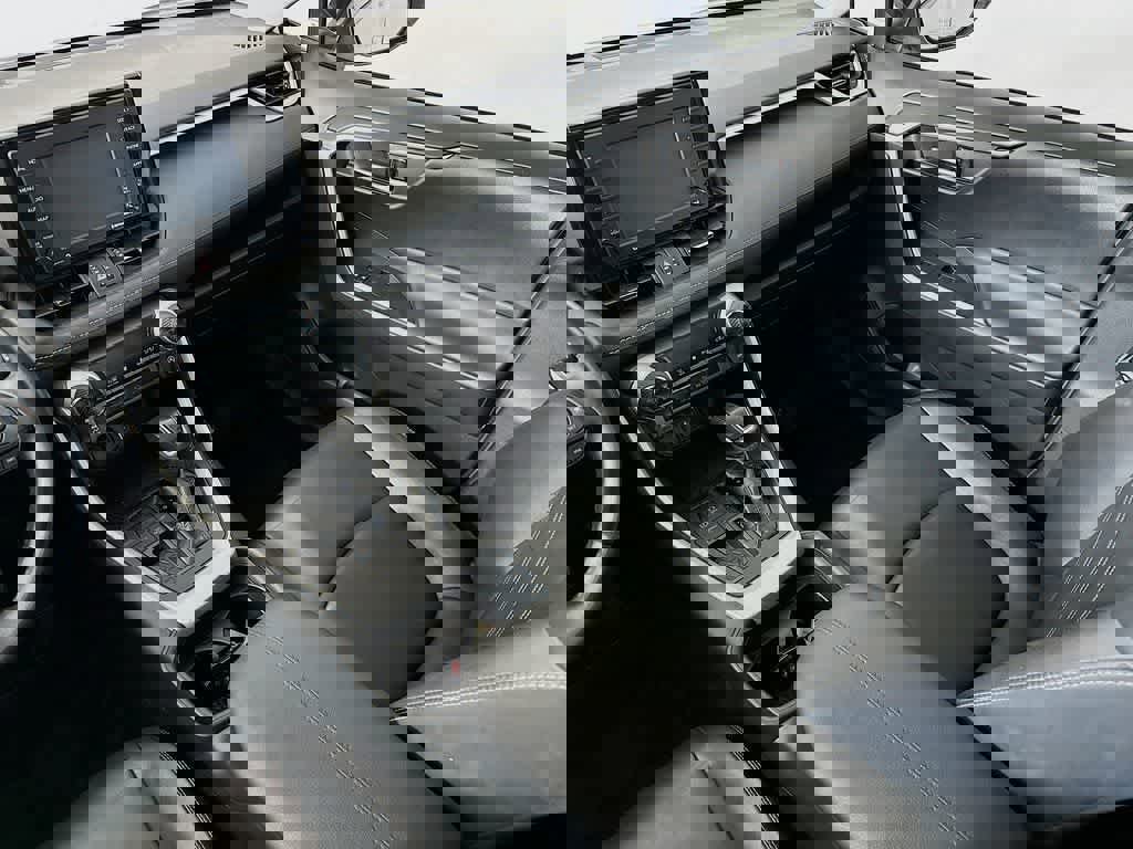 Used 2021 Toyota RAV4 XLE Premium image 14