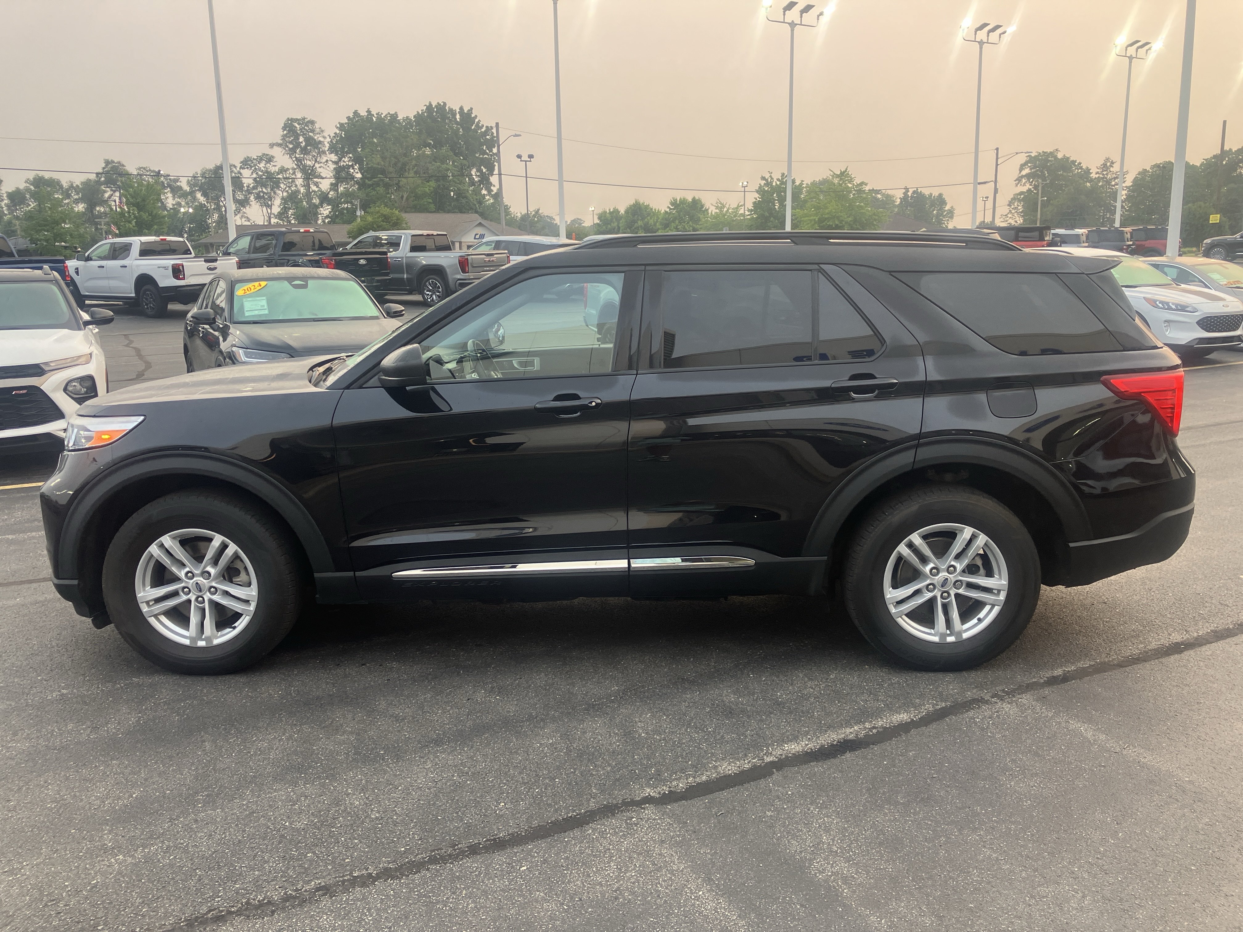 Certified 2023 Ford Explorer XLT w/ Equipment Group 202A AWD/4WD image 4