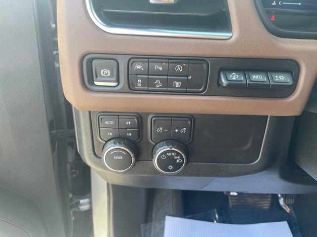 Used 2024 Chevrolet Tahoe High Country AWD/4WD image 12