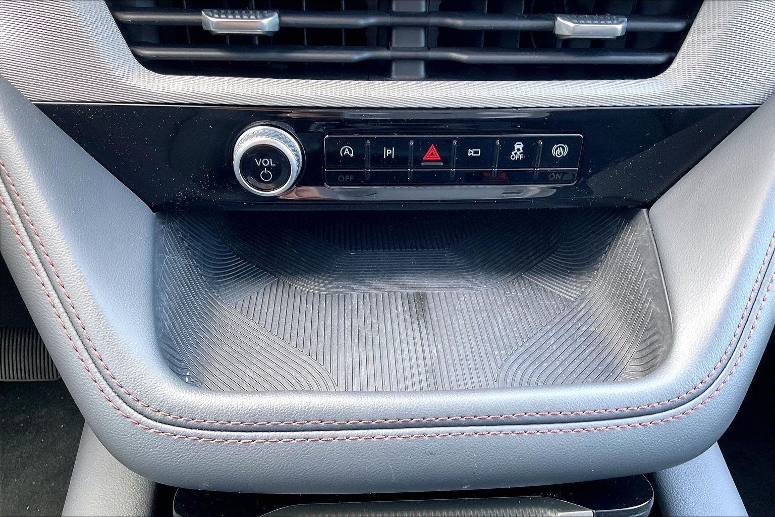 Certified 2025 Ford Explorer Active RWD image 30