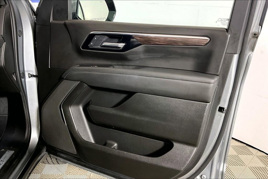 Used 2025 Chevrolet Suburban Z71 image 19