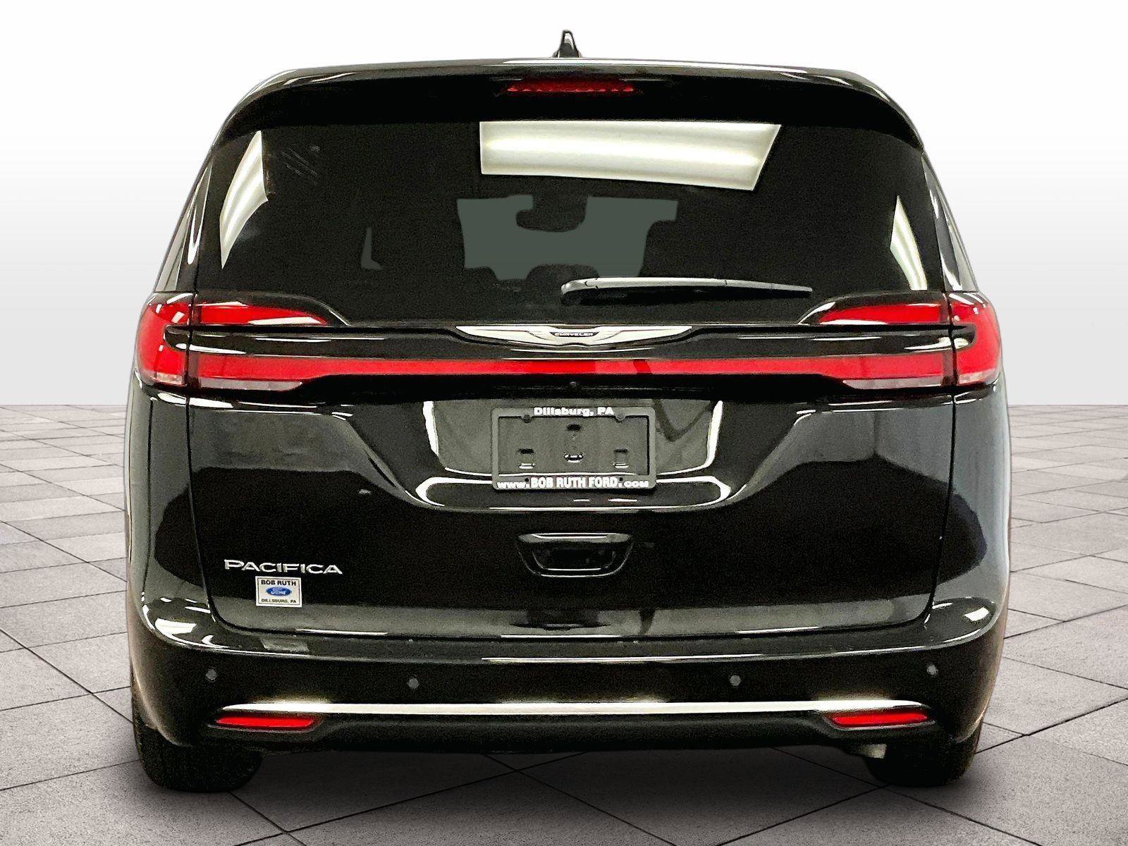 Used 2025 Chrysler Pacifica Select image 4