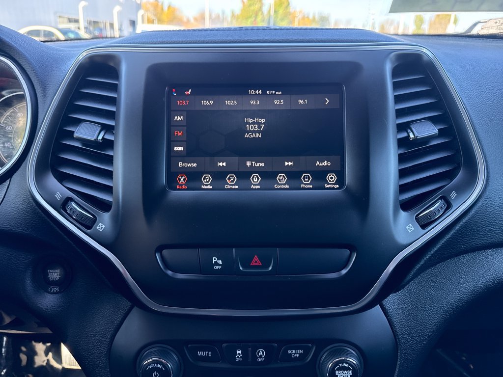 Used 2020 Jeep Cherokee Latitude Plus w/ Cold Weather Group AWD/4WD image 17