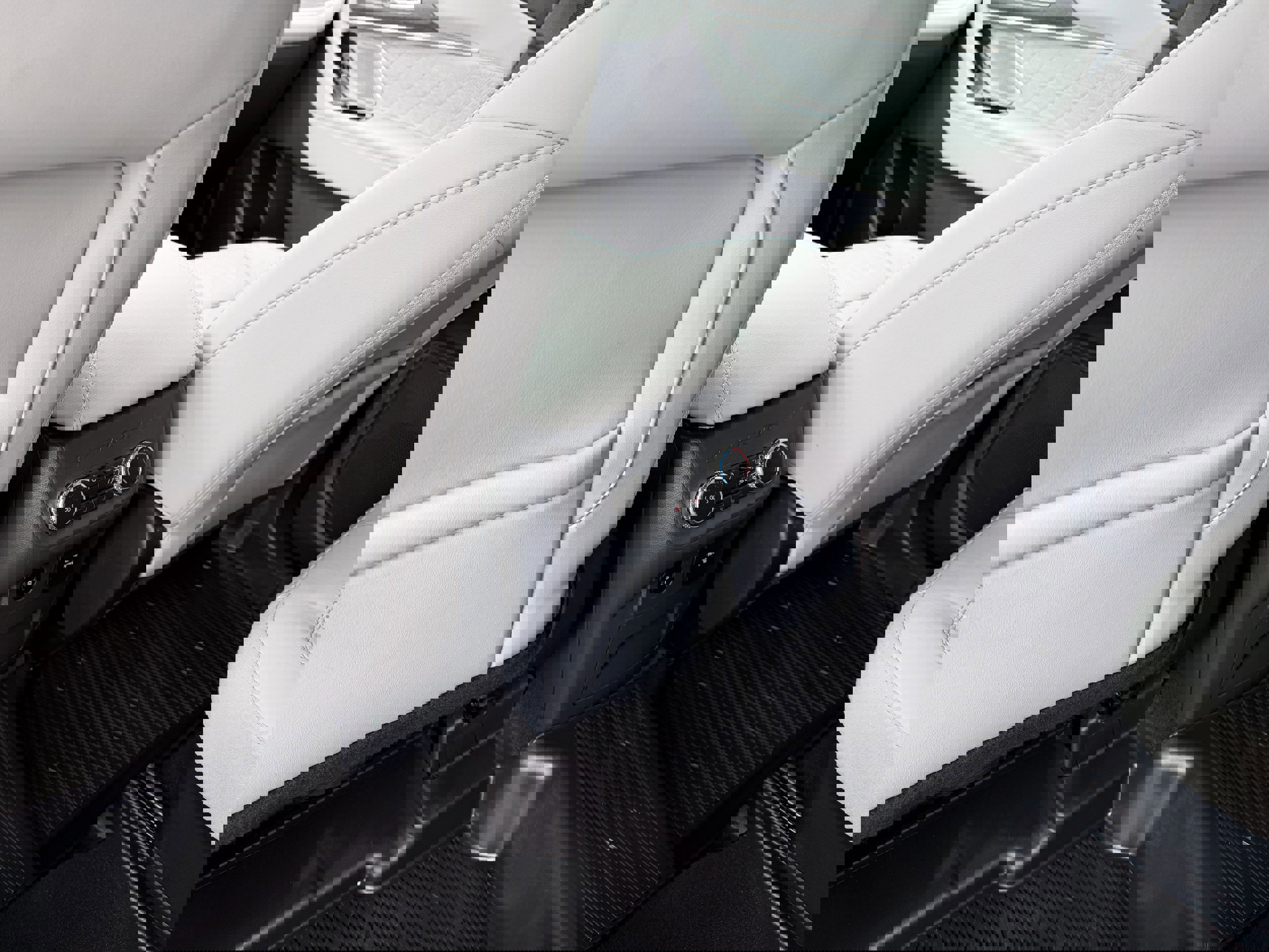 Certified 2025 Ford Explorer Platinum w/ LUX Leather Package image 19