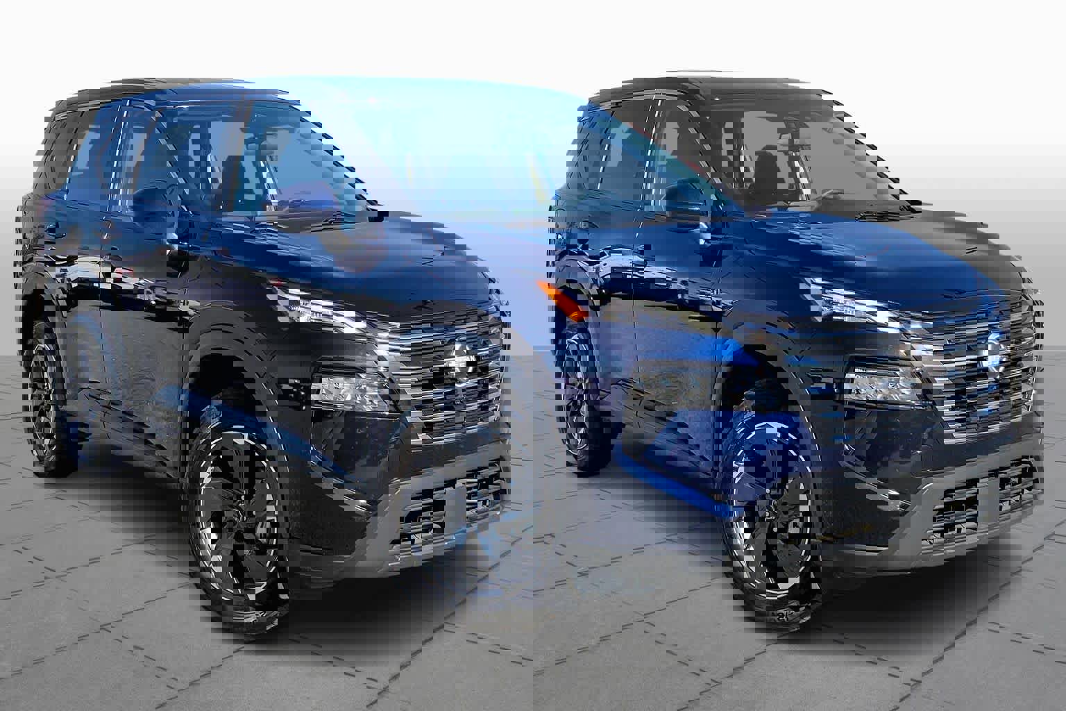 Used 2024 Nissan Rogue SV image 2