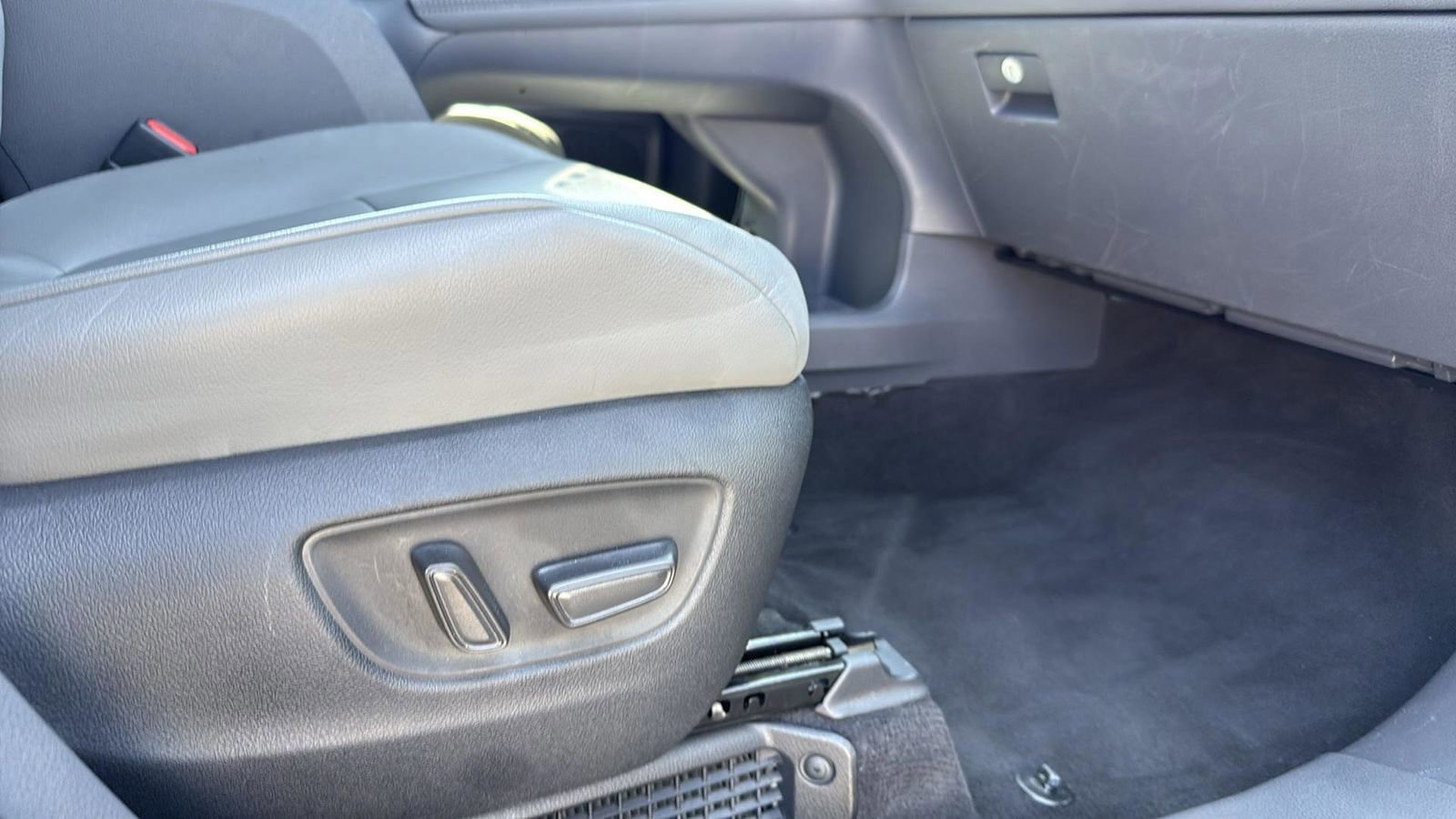 Used 2023 Toyota Sienna XLE image 25