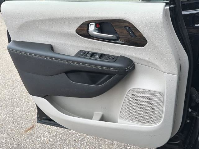 Used 2021 Chrysler Pacifica Limited w/ Uconnect Theater Family Group AWD/4WD image 30