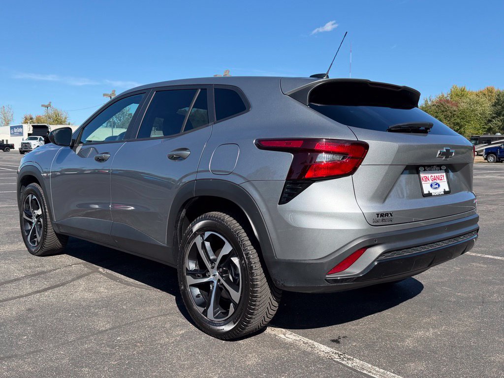 Used 2025 Chevrolet Trax RS FWD image 13