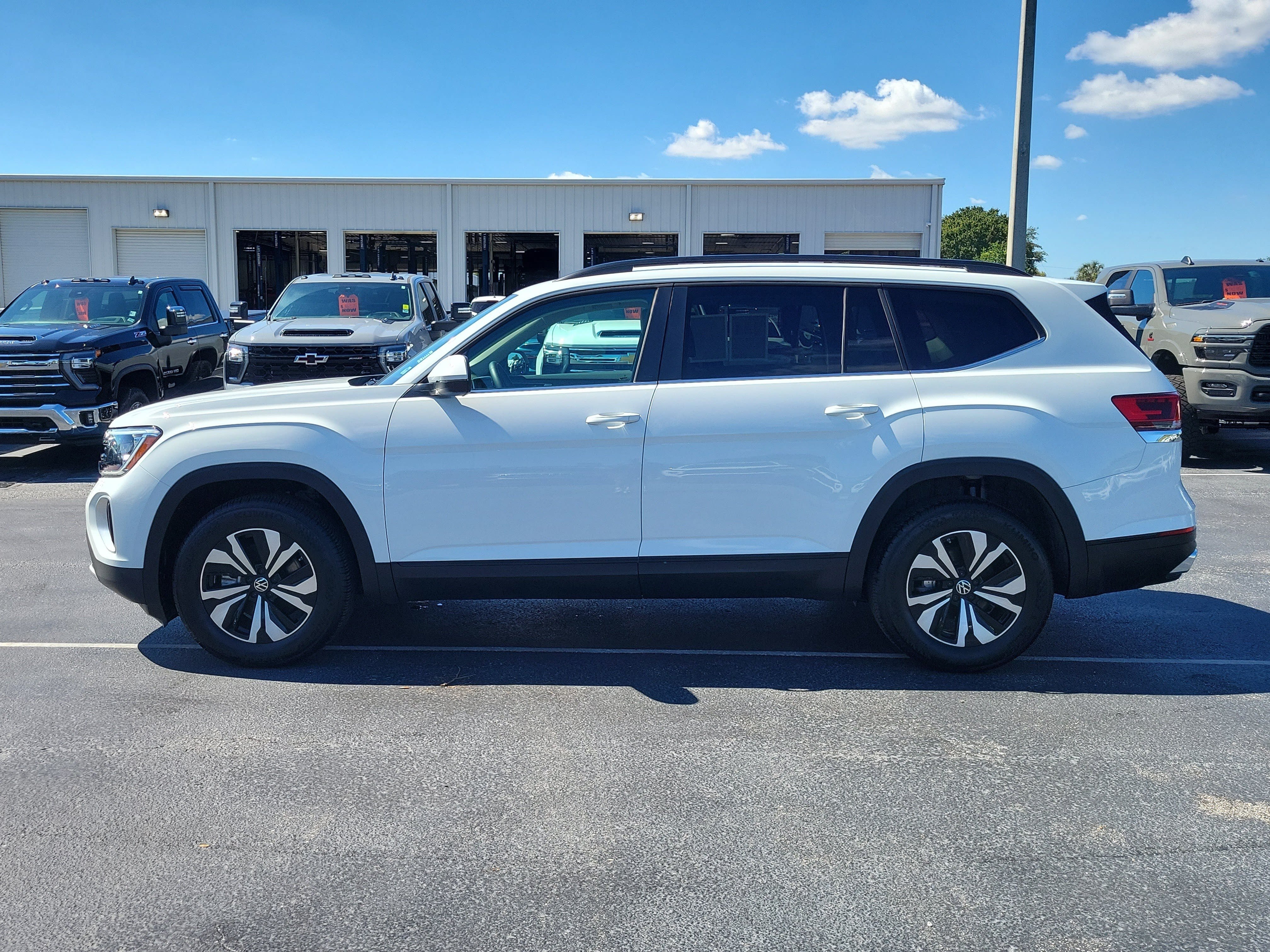 Used 2025 Volkswagen Atlas SE FWD image 6