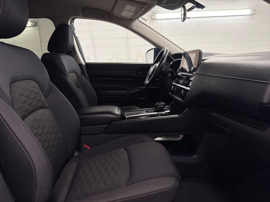 Used 2025 Nissan Pathfinder SV FWD image 28