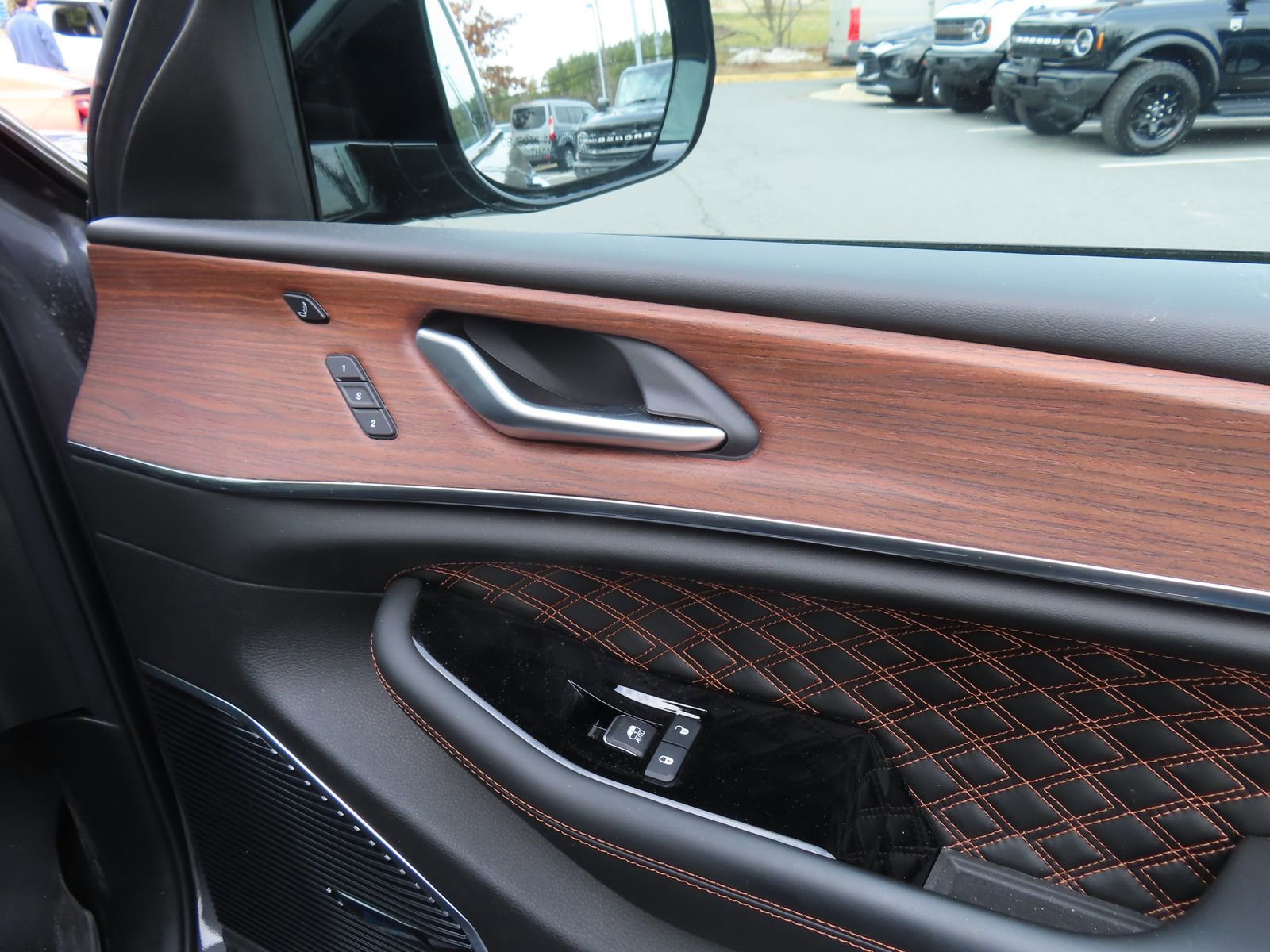 Used 2023 Jeep Grand Cherokee Summit w/ Luxury Tech Group V image 37