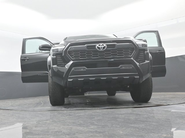 Used 2025 Toyota Tacoma TRD Off-Road AWD/4WD image 31