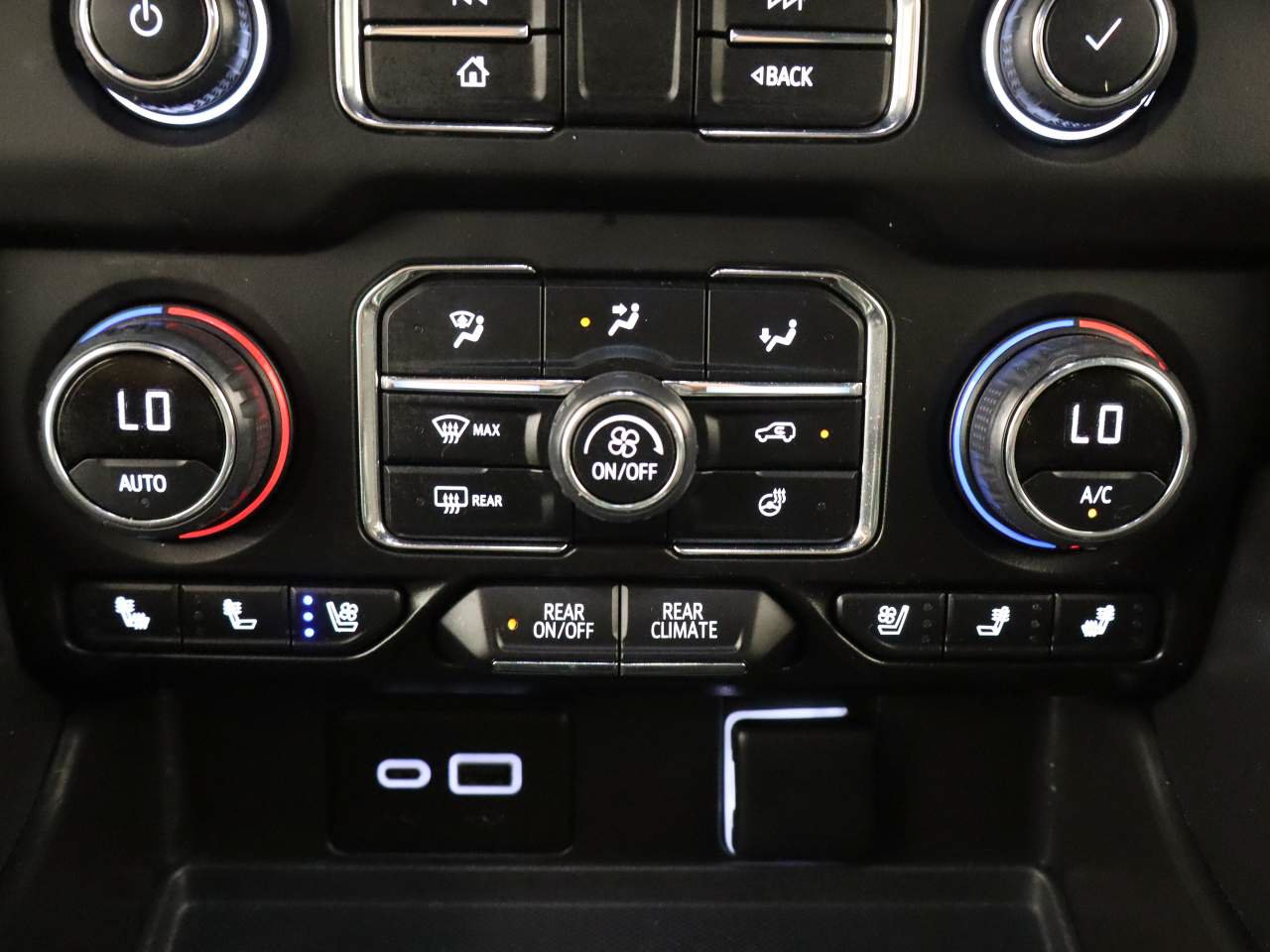 Used 2024 Chevrolet Tahoe Premier w/ Advanced Technology Package AWD/4WD image 11