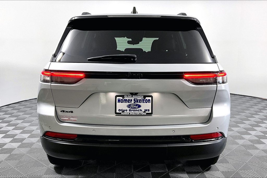 Used 2023 Jeep Grand Cherokee Altitude AWD/4WD image 4