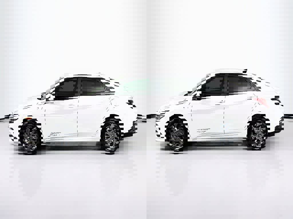 Used 2024 Hyundai Elantra SEL image 2