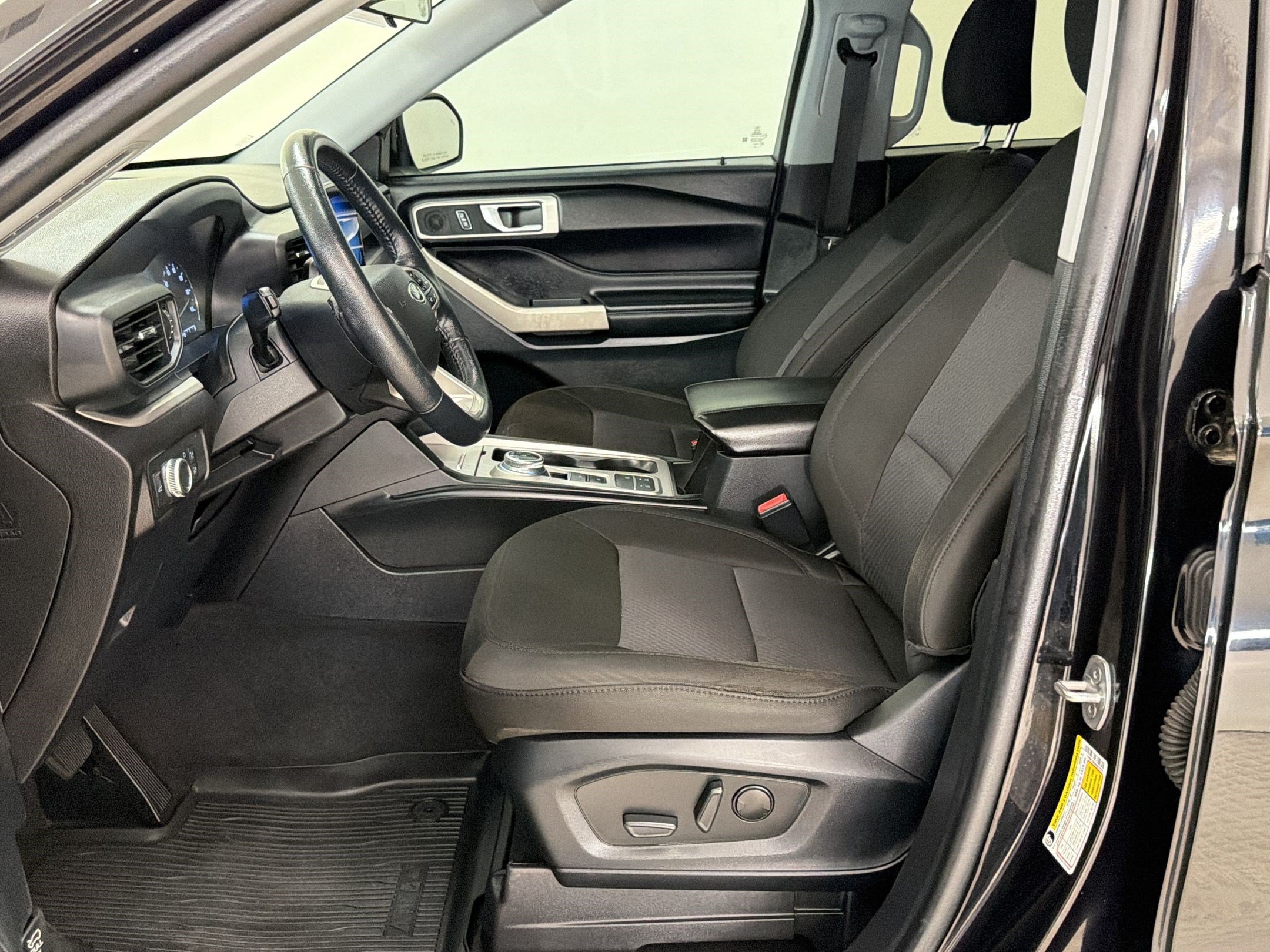 Certified 2022 Ford Explorer XLT RWD image 5