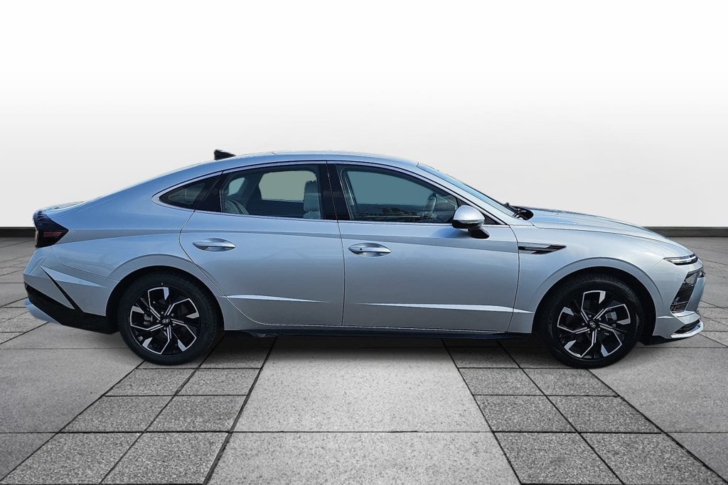 Used 2025 Hyundai Sonata SEL FWD image 4