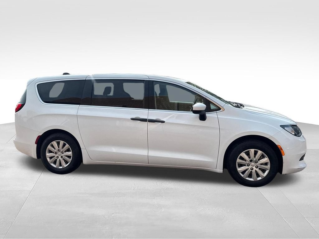 Used 2020 Chrysler Voyager L FWD image 9
