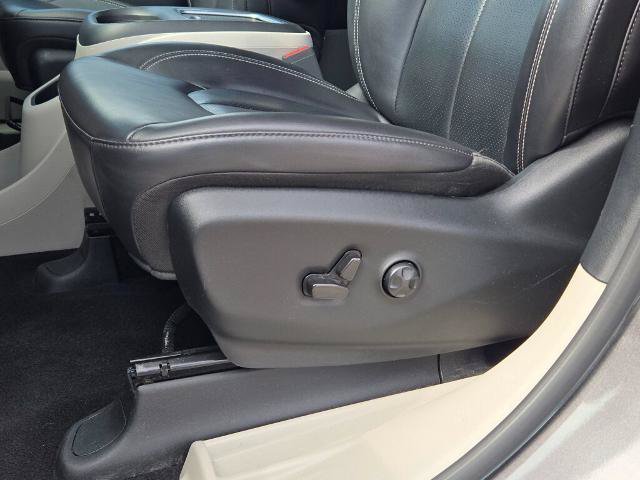 Used 2023 Chrysler Pacifica Touring-L FWD image 24