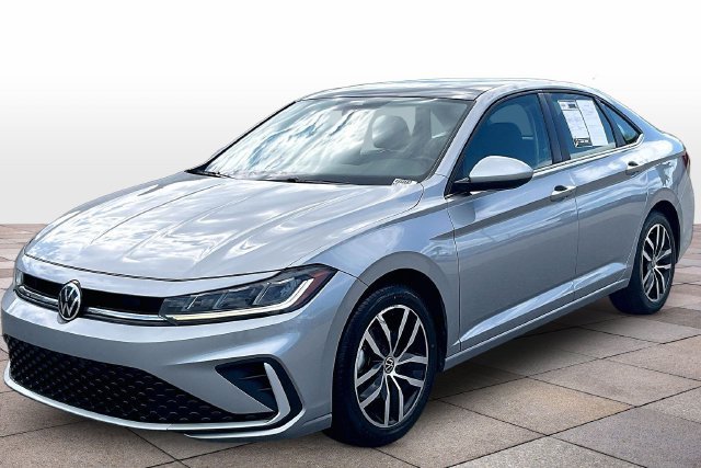 Used 2025 Volkswagen Jetta SE FWD image 13