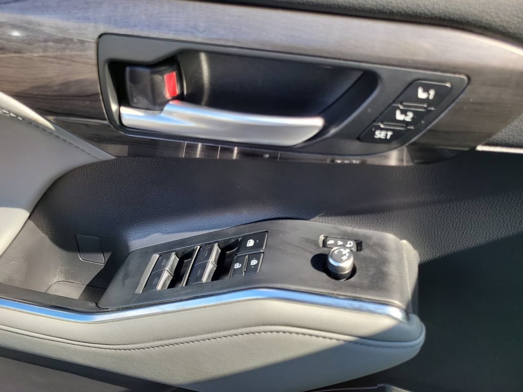 Used 2023 Toyota Highlander Limited FWD image 17