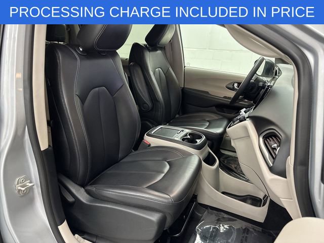 Used 2023 Chrysler Pacifica Touring-L FWD image 15