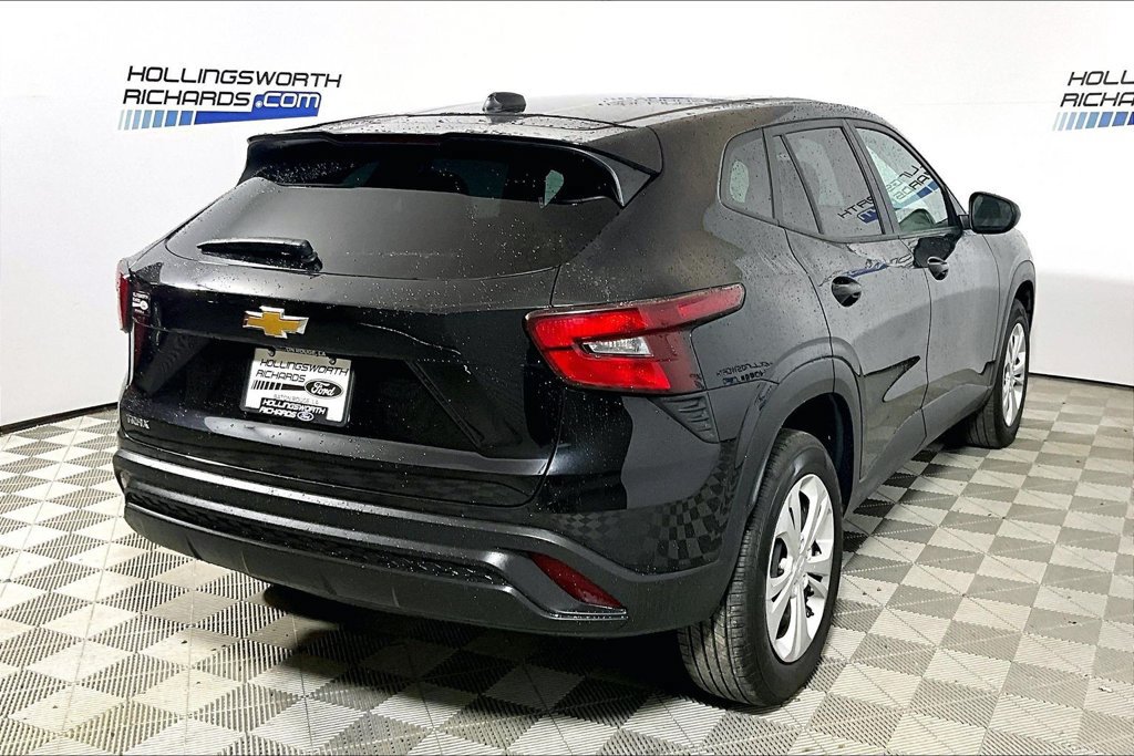 Used 2025 Chevrolet Trax LS FWD image 9