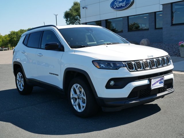 Used 2025 Jeep Compass Latitude w/ Sun & Sound Group AWD/4WD image 2