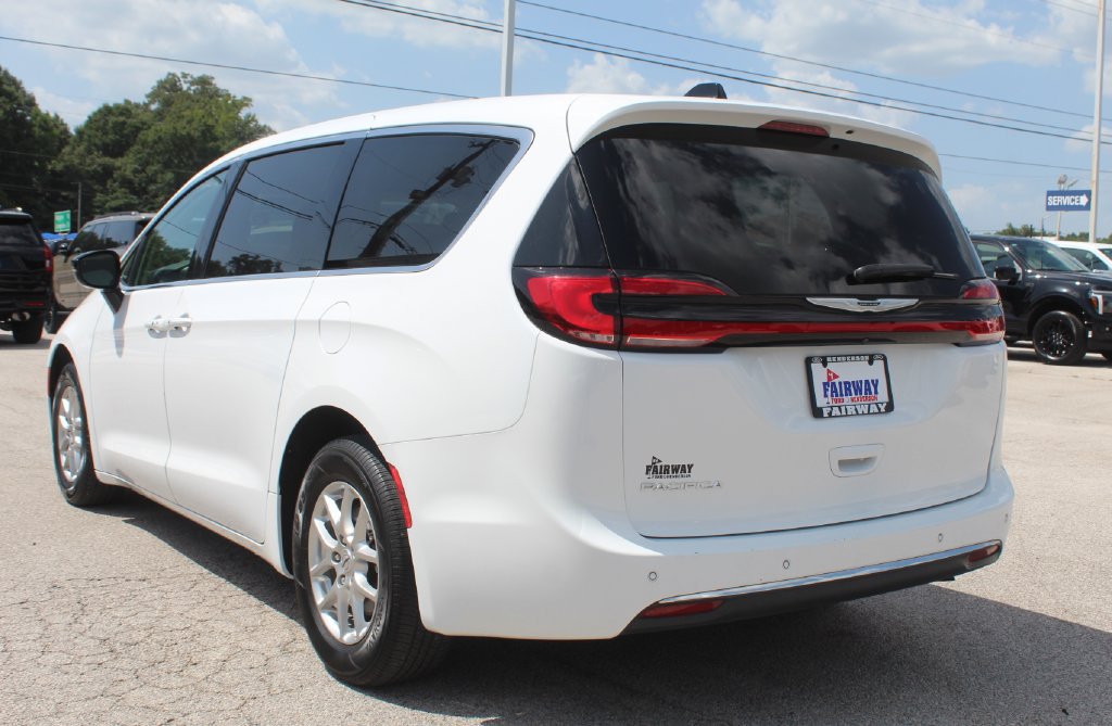 Used 2024 Chrysler Pacifica Touring-L FWD image 8