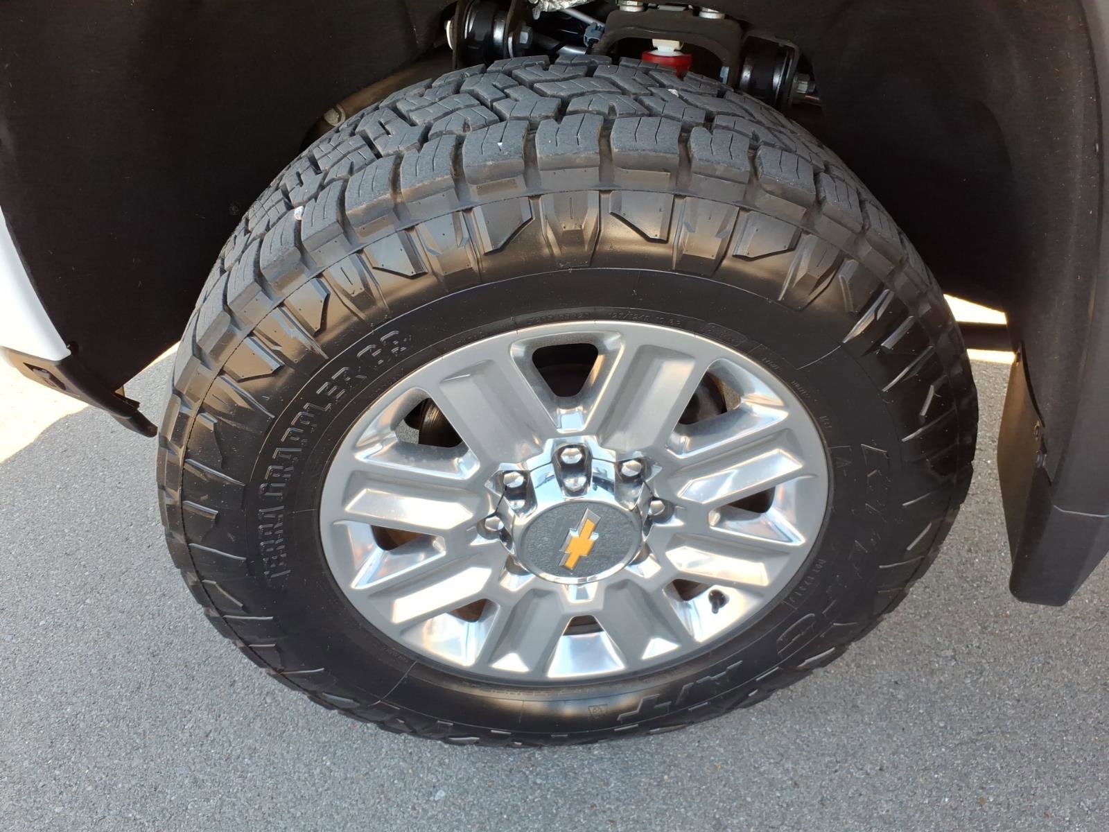 Used 2025 Chevrolet Silverado 2500 High Country w/ High Country Premium Package AWD/4WD image 9