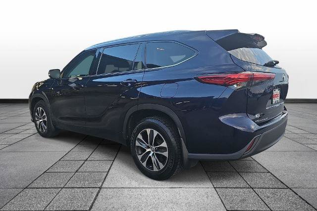 Used 2022 Toyota Highlander XLE AWD/4WD image 7