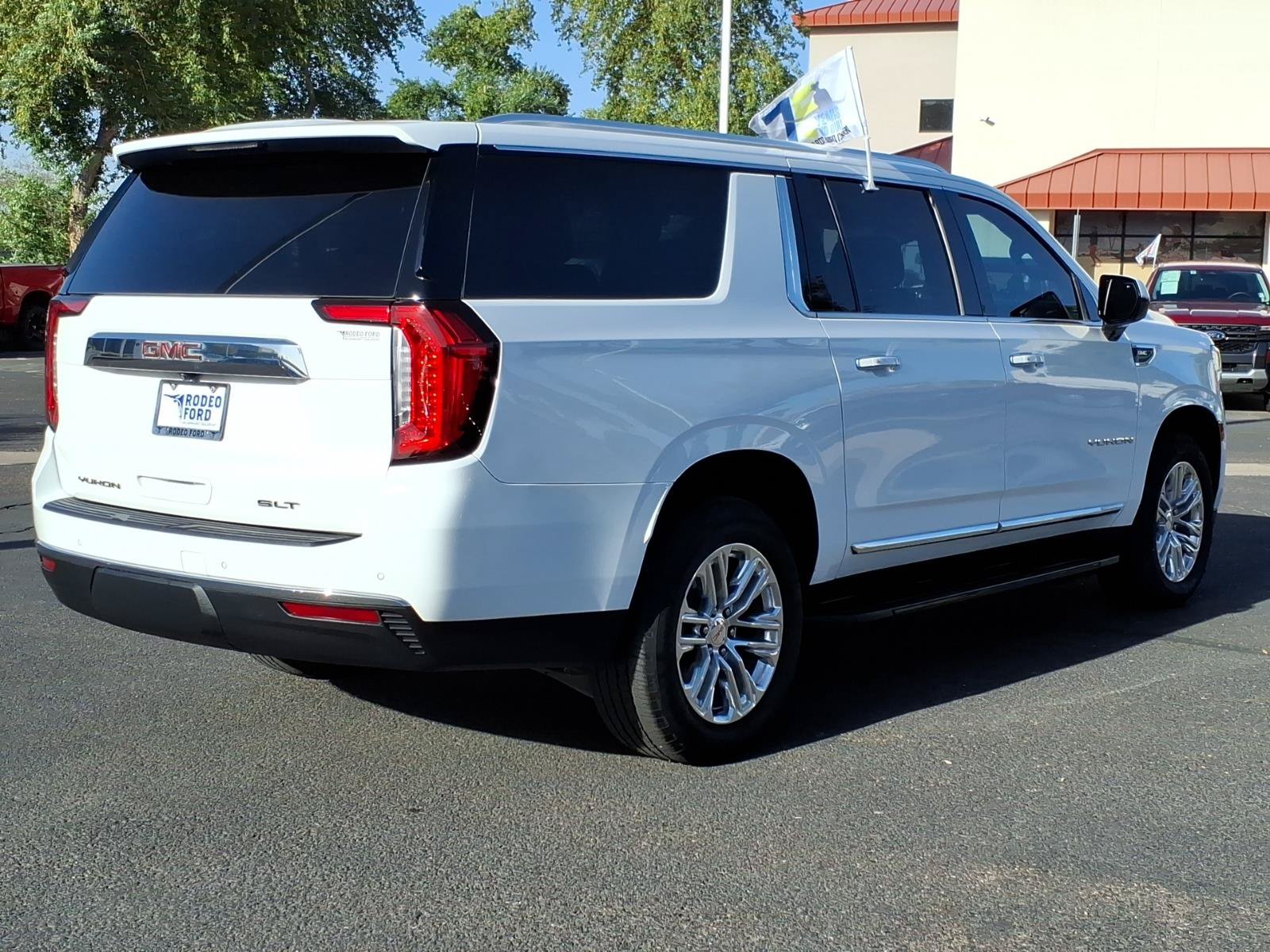 Used 2023 GMC Yukon XL SLT AWD/4WD image 5