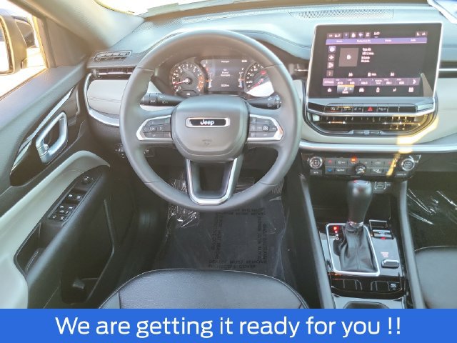 Used 2025 Jeep Compass Limited AWD/4WD image 4