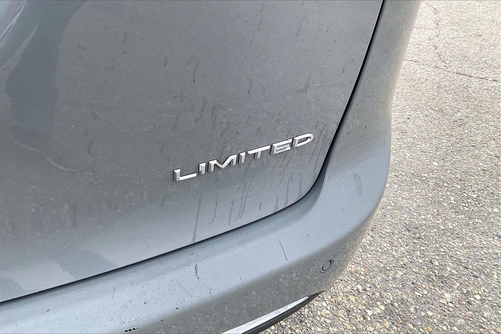 Used 2023 Chrysler Pacifica Limited image 6