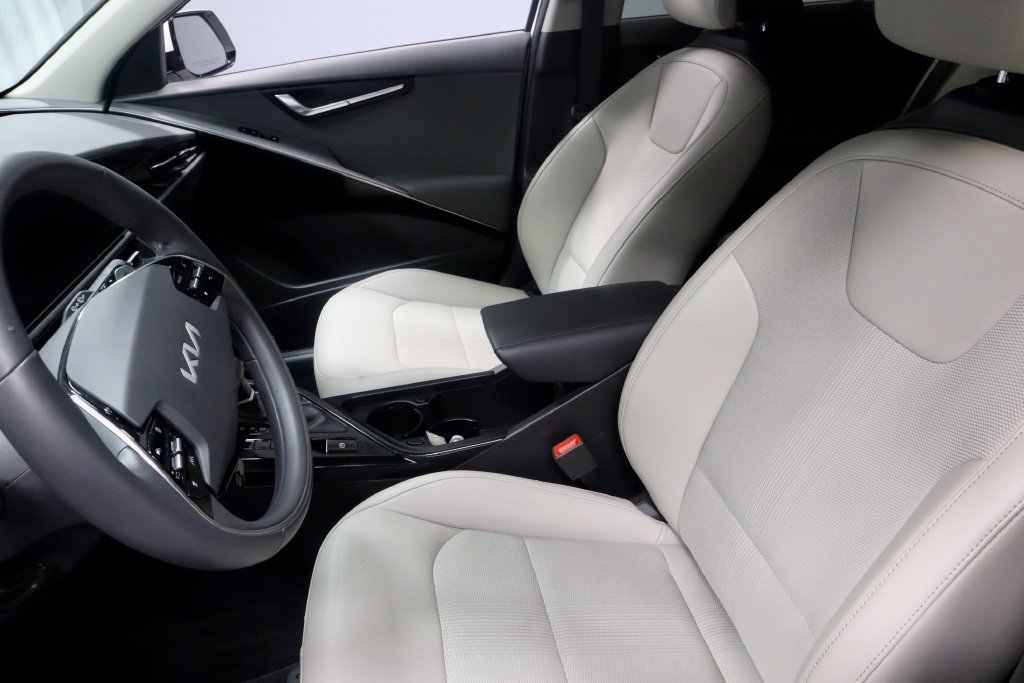 Used 2025 Kia Niro EX Touring FWD image 24