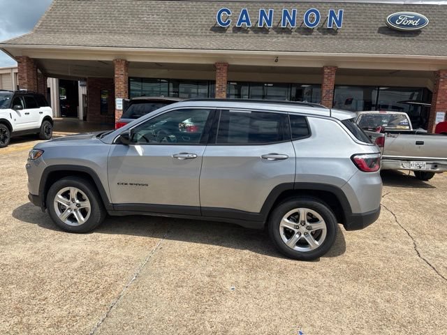 Used 2024 Jeep Compass Latitude AWD/4WD image 3