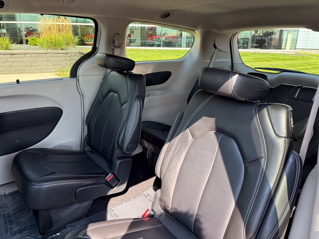 Used 2024 Chrysler Pacifica Touring-L FWD image 12