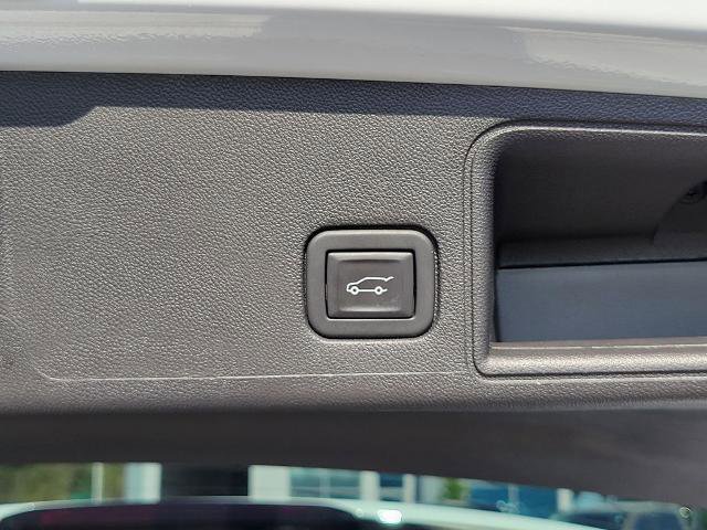 Used 2023 GMC Terrain SLE w/ Driver Convenience Package image 14