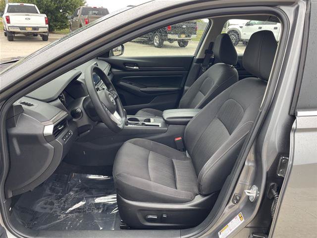 Used 2025 Nissan Altima 2.5 SV FWD image 17