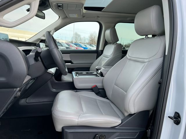 Certified 2025 Ford Expedition Active image 4