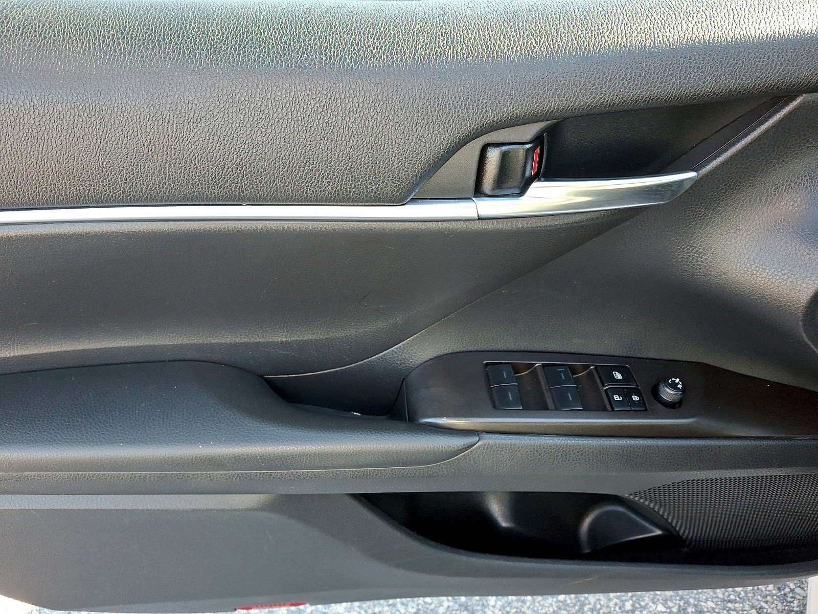 Used 2024 Toyota Camry SE image 11