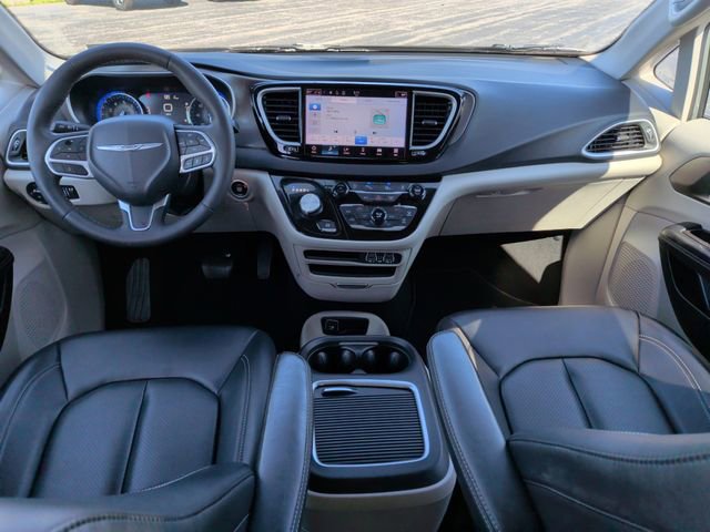 Used 2023 Chrysler Pacifica Touring-L FWD image 9