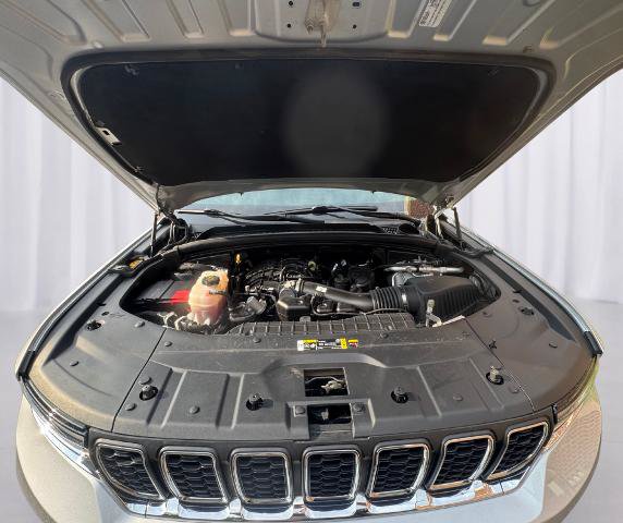 Used 2023 Jeep Grand Cherokee Laredo w/ Luxury Tech Group I AWD/4WD image 5
