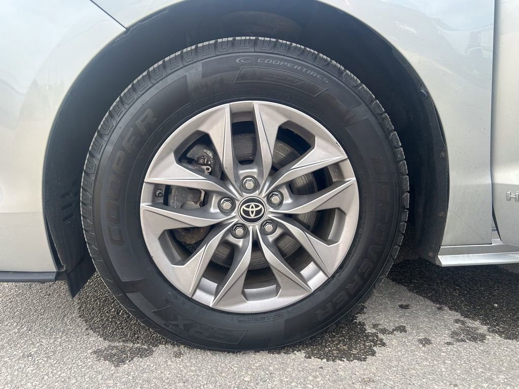 Used 2021 Toyota Sienna XLE image 32