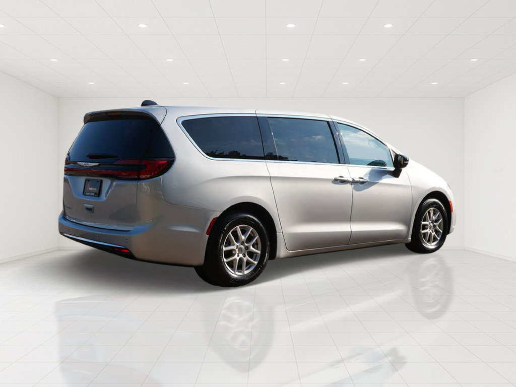 Used 2024 Chrysler Pacifica Touring-L FWD image 6