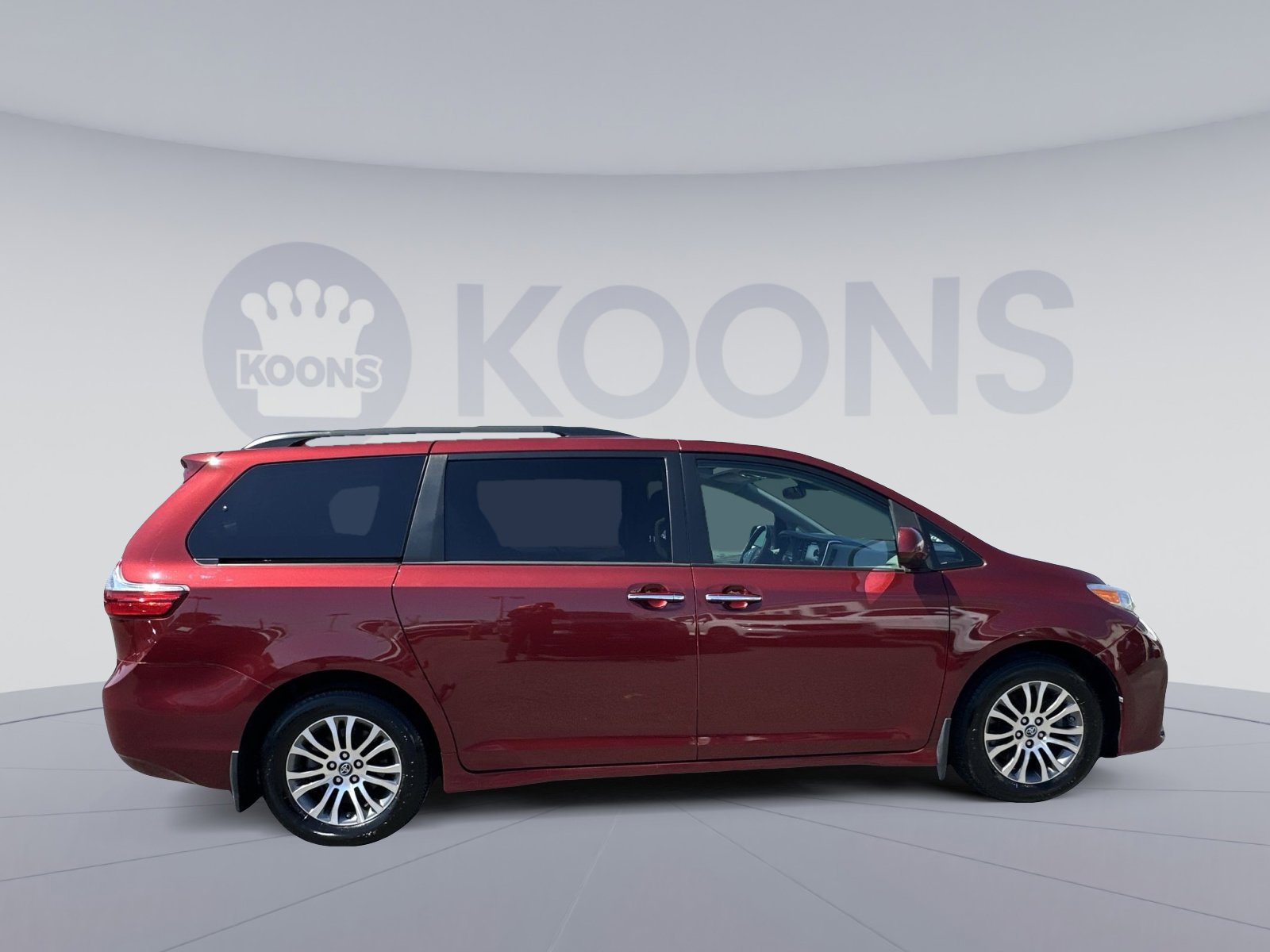 Used 2018 Toyota Sienna XLE w/ XLE Navigation Package FWD image 17