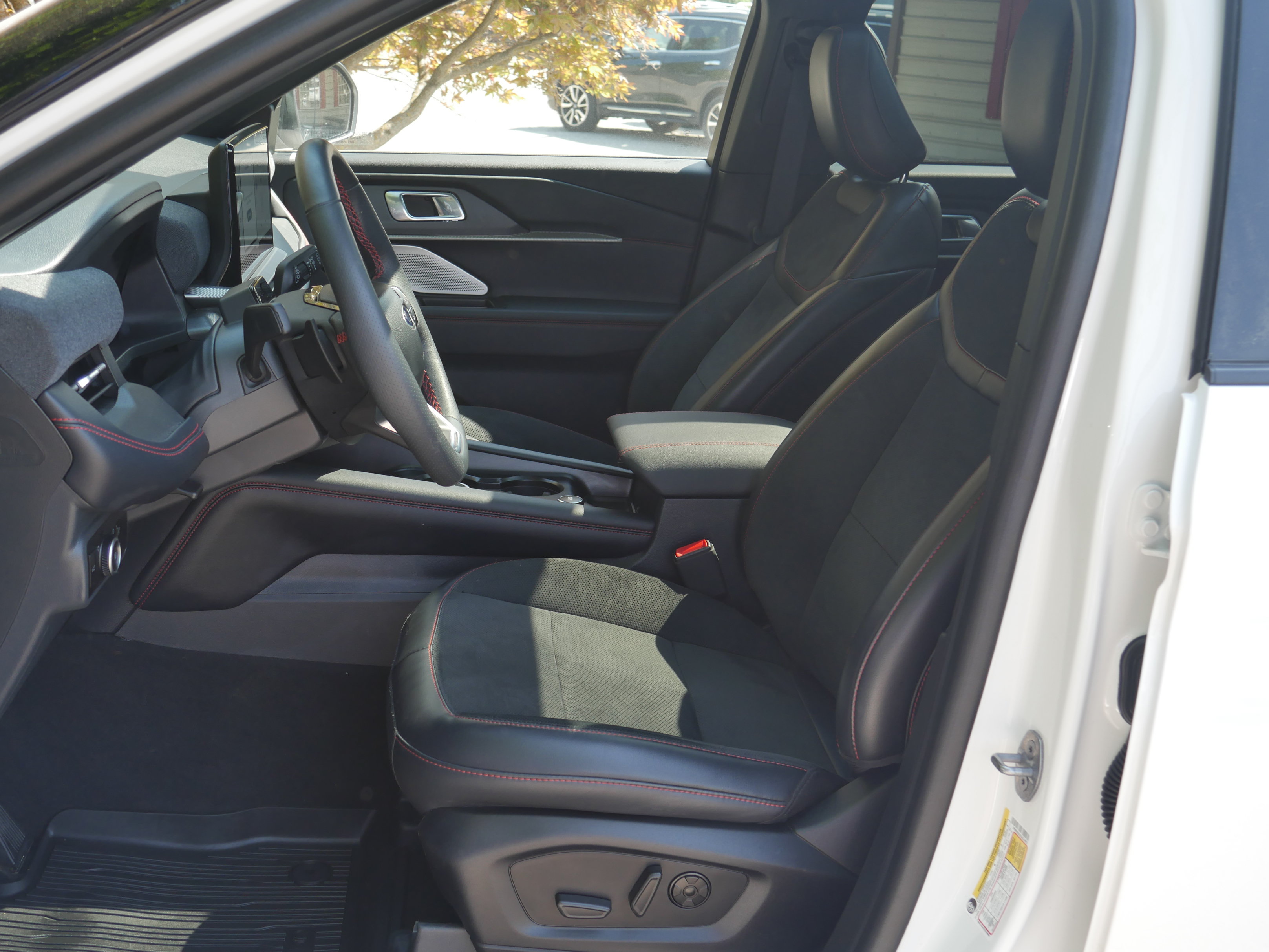 Certified 2025 Ford Explorer ST AWD/4WD image 3