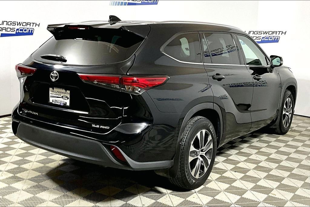 Used 2021 Toyota Highlander XLE AWD/4WD image 9
