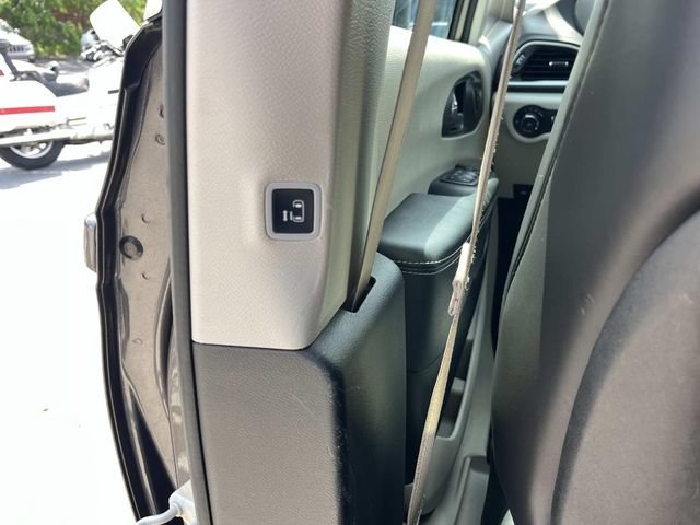 Used 2023 Chrysler Pacifica Touring-L FWD image 18
