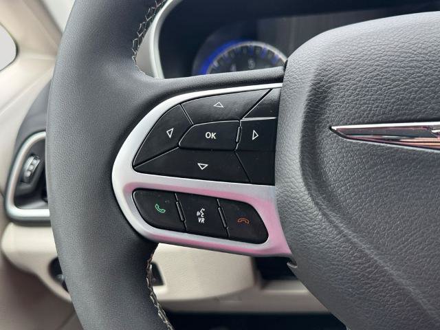 Used 2024 Chrysler Pacifica Touring-L FWD image 18